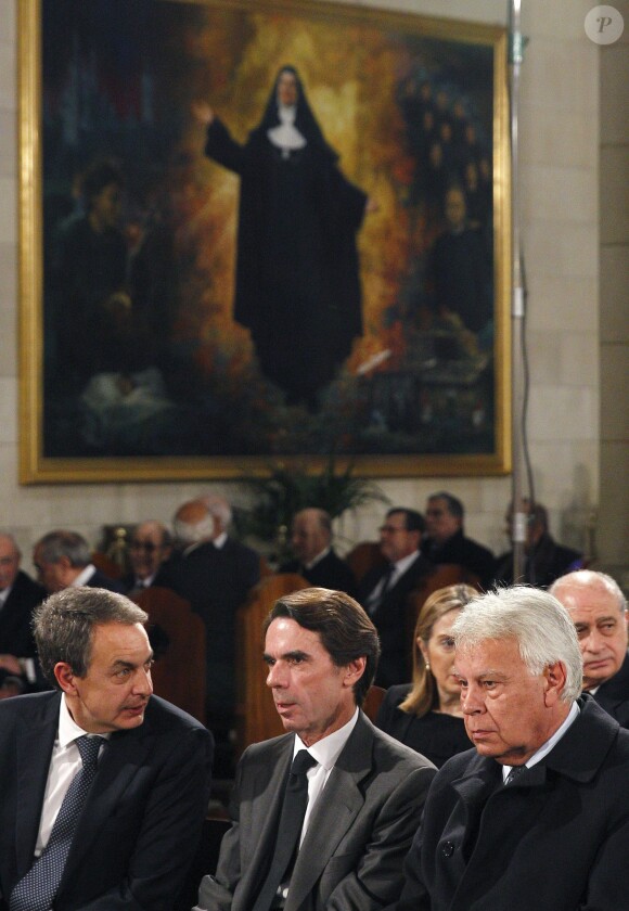 Les anciens chefs du gouvernement Felipe Gonzalez, Jose Maria Aznar et Jose Luis Zapatero lors des obsèques d'Etat de l'ancien chef du gouvernement espagnol Adolfo Suarez en la cathédrale de La Almudena à Madrid, le 31 mars 2014.