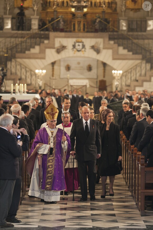 Le roi Juan Carlos Ier d'Espagne et la reine Sofia avec l'archevêque de Madrid Rouco Varela lors des obsèques d'Etat de l'ancien chef du gouvernement espagnol Adolfo Suarez en la cathédrale de La Almudena à Madrid, le 31 mars 2014.