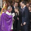 La princesse Letizia et le prince Felipe d'Espagne saluant l'archevêque de Madrid Rouco Varela après les obsèques d'Etat de l'ancien chef du gouvernement espagnol Adolfo Suarez en la cathédrale de La Almudena à Madrid, le 31 mars 2014.