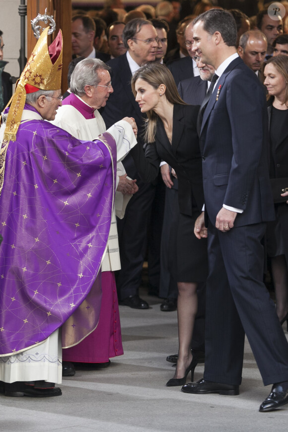 La princesse Letizia et le prince Felipe d'Espagne saluant l'archevêque de Madrid Rouco Varela après les obsèques d'Etat de l'ancien chef du gouvernement espagnol Adolfo Suarez en la cathédrale de La Almudena à Madrid, le 31 mars 2014.