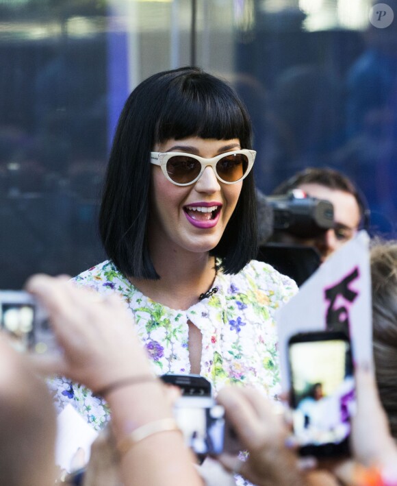 Tendance coiffure : la frange stricte comme Katy Perry