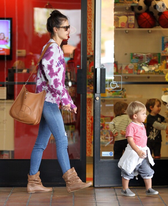Alessandra Ambrosio emmène son fils Noah se promener avant de se rendre à son cours de yoga à Brentwood, le 31 mars 2014.