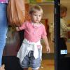 Alessandra Ambrosio emmène son fils Noah (qui aura 2 ans en mai 2014) se promener avant de se rendre à son cours de yoga à Brentwood, le 31 mars 2014.