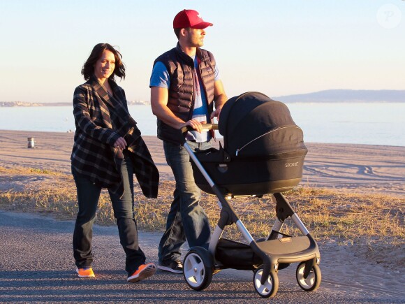 Exclusif - Jennifer Love Hewitt et son mari Brian Hallisay se baladent avec leur fille Autumn James à Santa Monica, le 16 janvier 2014. 