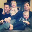 Neil Patrick Harris pose avec son chéri David Burtka et leurs enfants Gideon et Harper, le 7 mars 2014.