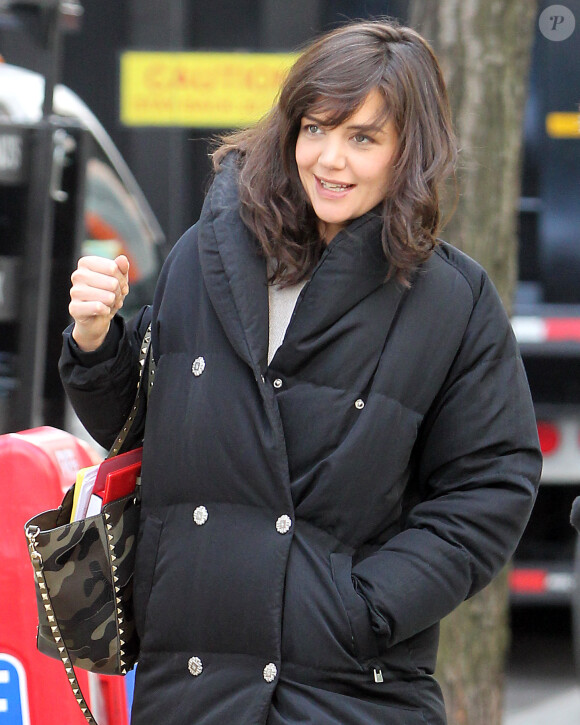 La sympathique Katie Holmes sur le tournage de sa série pour ABC, le 27 mars 2014 à New York.