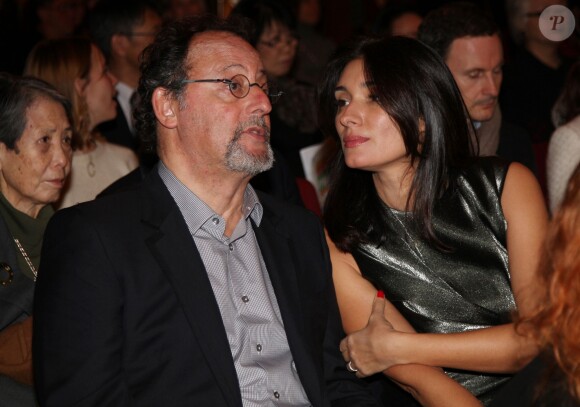 Jean Reno et sa femme Zofia à la vente aux enchères caritative "Solidarité Fukushima" organisée par Kenzo à Paris le 19 décembre 2013.