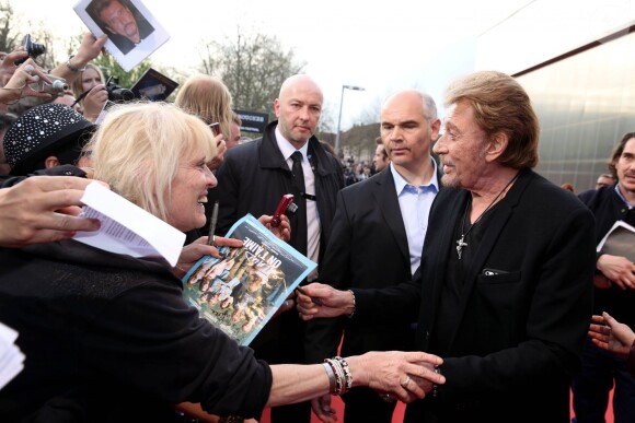 Exclusif - Johnny Hallyday signe des autographes à ses fans à son arrivée au 6ème Festival du Film Policier de Beaune, le 2 avril 2014.