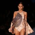 Izabel Goulart défile pour la marque Agua de Coco lors de la Fashion Week de São Paulo. Le 2 avril 2014.