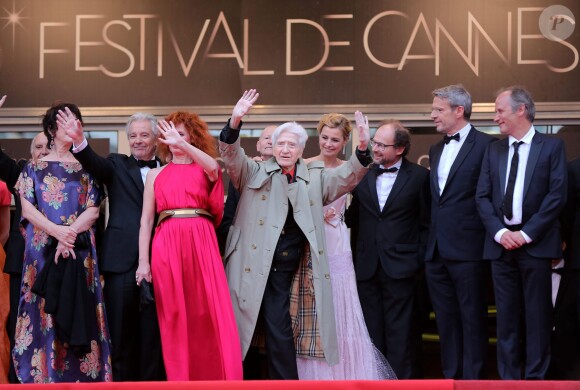 Lambert Wilson et l'équipe du film lors du Festival de Cannes et la présentation du film Vous n'avez encore rien vu d'Alain Resnais le 21 mai 2012
