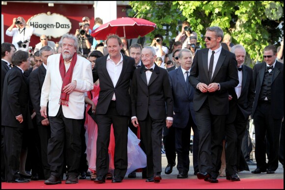 Lambert Wilson et l'équipe du film lors de la présentation de Des hommes et des dieux au Festival de Cannes le 18 mai 2010
