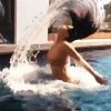 Kim Kardashian se la joue sirène dans la piscine de la villa louée par sa famille, pour leurs vacances en Thaïlande.
