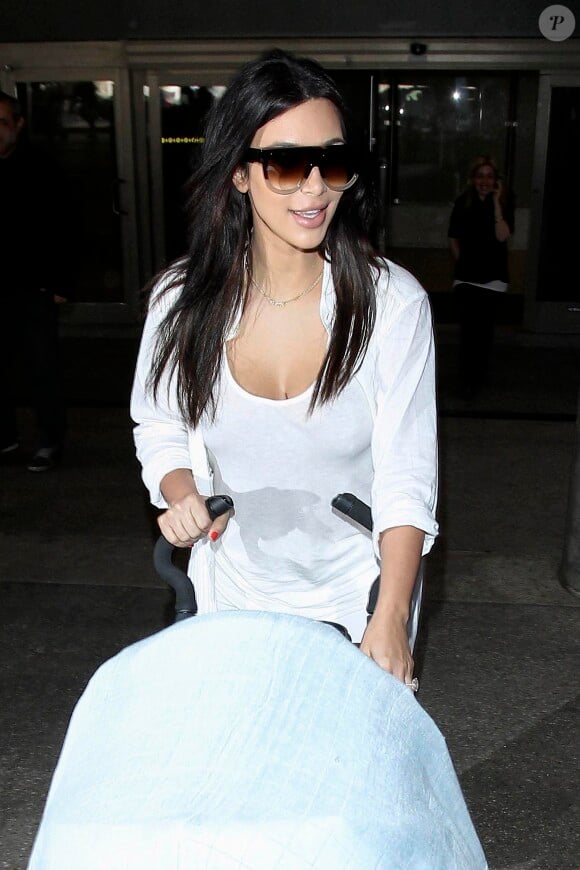 Kim Kardashian, souriante à son arrivée à Los Angeles. Le 2 avril 2014.