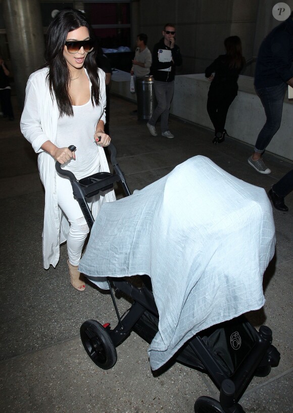 Kim Kardashian et sa fille North West à Los Angeles, le 2 avril 2014.