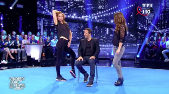 Les sexy Ariane Brodier et Alice David dansent le booty shake pour Arthur dans Vendredi tout est permis, le 4 avril 2014.