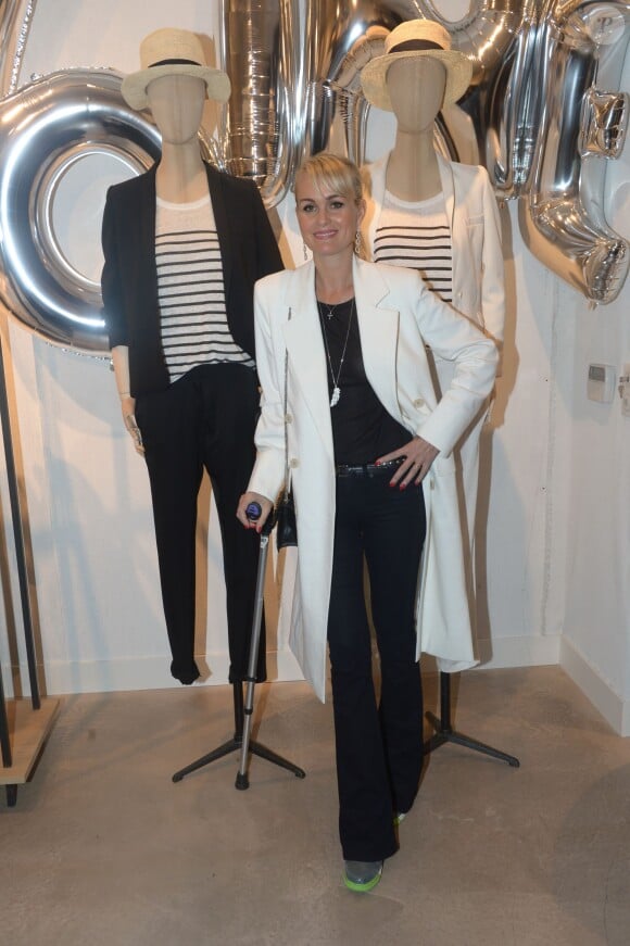 Laeticia Hallyday, blessée, au cocktail dinatoire pour le lancement de la capsule Sarah Lavoine et Juliette Swildens, associées toutes les deux pour créer une collection capsule "Around the clock!", à la boutique Swildens au 18, rue du Vieux Colombier, à Paris, le 3 avril 2014.