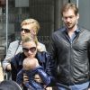Michelle Hunziker avec ses filles et son fiancé, Tomaso Trussardi, dans les rues de Milan le 5 avril 2014.