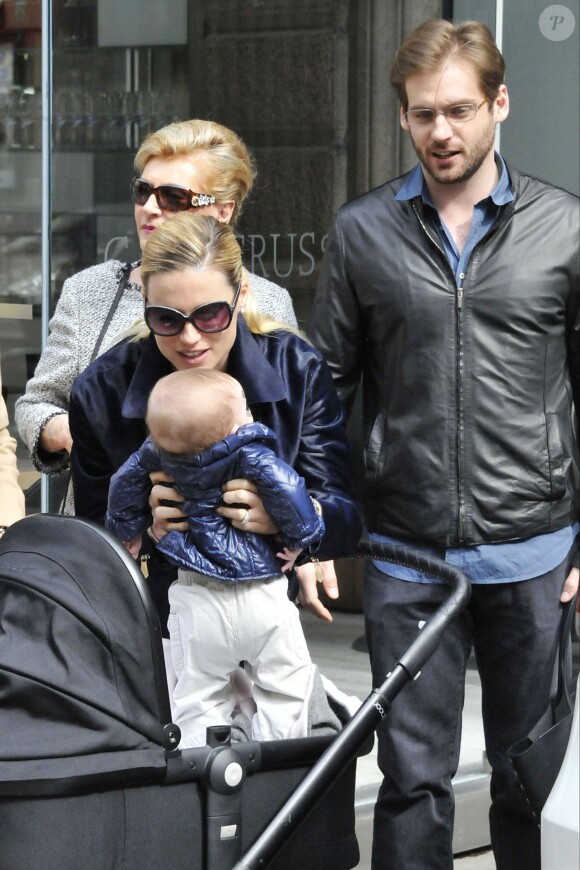 Michelle Hunziker avec ses filles et son fiancé, Tomaso Trussardi, dans les rues de Milan le 5 avril 2014.