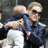 Michelle Hunziker avec ses filles et son fiancé, Tomaso Trussardi, dans les rues de Milan le 5 avril 2014.