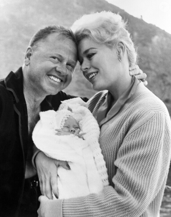 Mickey Rooney, sa femme Barbara et leur bébé Kelly Ann à Los Angeles (archive)
