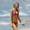 Paige Butcher, en bikini, se prélasse sur une plage de Maui. Hawaï, le 4 avril 2014.