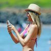 Paige Butcher, en bikini, se prélasse sur une plage de Maui. Hawaï, le 4 avril 2014.