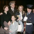  Sir Bob Geldof avec ses filles Pixie, Tiger Lilly et Peaches à Dublin en 2006, lors de la remise de la ''liberté de Dublin'' au philanthrope. 
