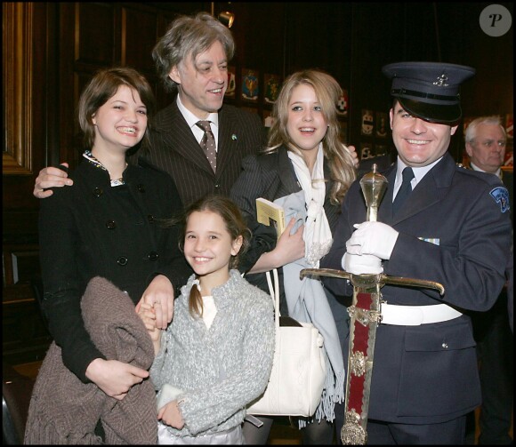 Sir Bob Geldof avec ses filles Pixie, Tiger Lilly et Peaches à Dublin en 2006, lors de la remise de la ''liberté de Dublin'' au philanthrope.