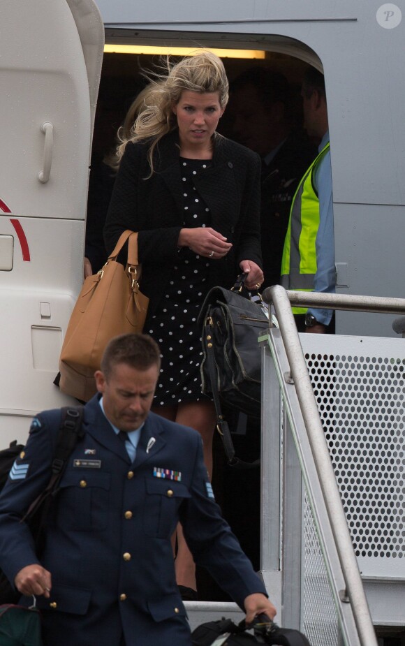 Une assistante du duc et de la duchesse de Cambridge à leur arrivée en Nouvelle-Zélande le 7 avril 2014.