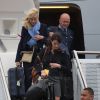 La coiffeuse Amanda Cook Tucker (écharpe bleue) et un staff important accompagnaient le prince William, la duchesse Catherine et le prince George de Cambridge le 7 avril 2014 en Nouvelle-Zélande pour leur tournée officielle. 