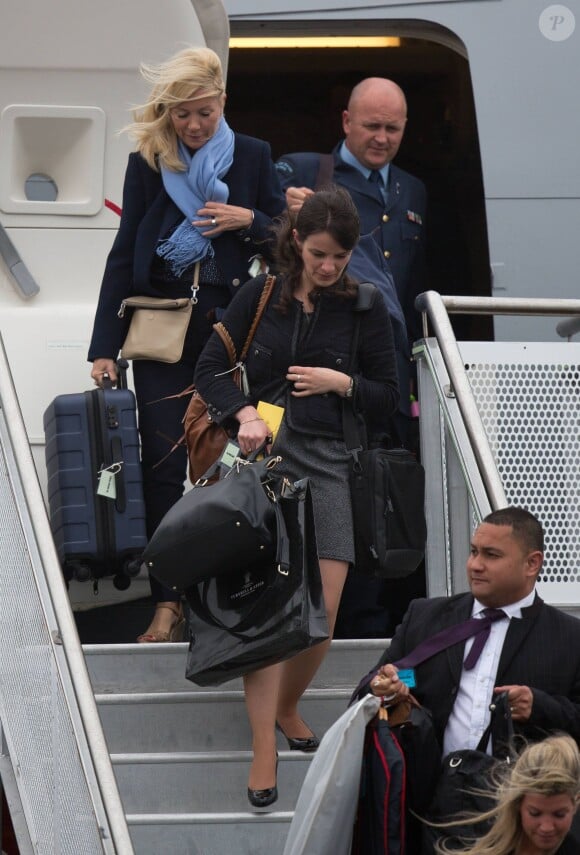 La coiffeuse Amanda Cook Tucker (écharpe bleue) et un staff important accompagnaient le prince William, la duchesse Catherine et le prince George de Cambridge le 7 avril 2014 en Nouvelle-Zélande pour leur tournée officielle. 