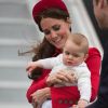 Le prince William, la duchesse Catherine et le prince George de Cambridge sont arrivés le 7 avril 2014 en Nouvelle-Zélande pour leur tournée officielle. Ils ont débarqué avec leur staff, conséquent.