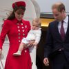 Le prince William, la duchesse Catherine et le prince George de Cambridge sont arrivés le 7 avril 2014 en Nouvelle-Zélande pour leur tournée officielle. Ils ont débarqué avec leur staff, conséquent.