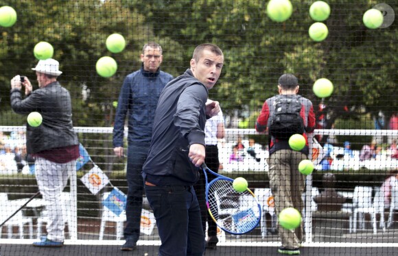 Liam Gallagher tape dans la petite balle jaune pendant l'Open d'Australie, le 21 janvier 2014.