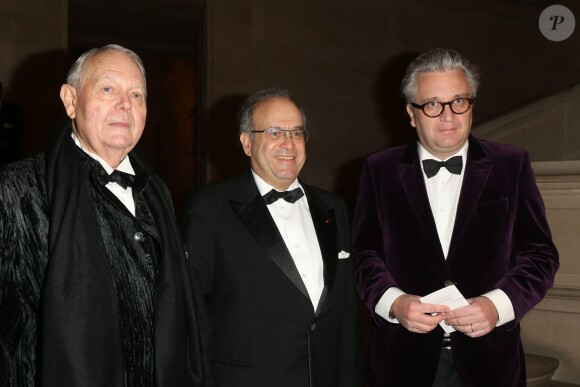 Lord Michael Anders Cavendish, le professeur David Khayat et le prince Laurent de Belgique lors d'un dîner de gala au Château de Versailles, le 3 février 2014. 