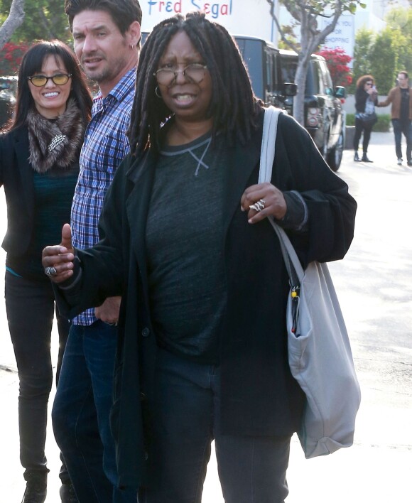 Whoopi Goldberg fait du shopping chez Fred Segal avec des amis à West Hollywood, le 24 mars 2014.