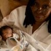 Whoopi Goldberg pose avec son arrière petite-fille Charlie. Le 8 avril 2014.