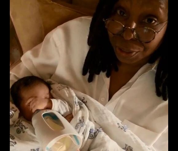 Whoopi Goldberg pose avec son arrière petite-fille Charlie. Le 8 avril 2014.