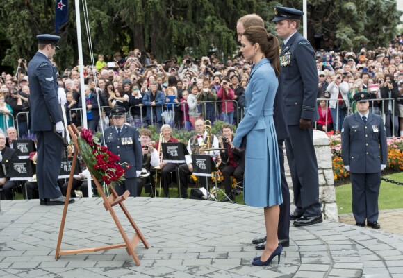 Le prince William et Kate Middleton prenaient part le 10 avril 2014 à une cérémonie commémorative au memorial de Blenheim, en Nouvelle-Zélande.