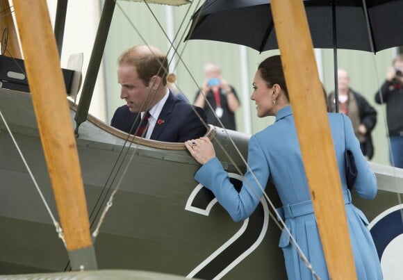 Le prince William et son épouse la duchesse Catherine de Cambridge découvraient le 10 avril 2014 au Omaka Aviation Heritage Centre à Blenheim, en Nouvelle-Zélande, l'exposition 'Knights of the Sky' présentant des avions de la Première Guerre mondiale appartenant au cinéaste Peter Jackson, en sa présence. Le duc de Cambrige a eu le plaisir de grimper dans le cockpit d'un Sopwith Pup.