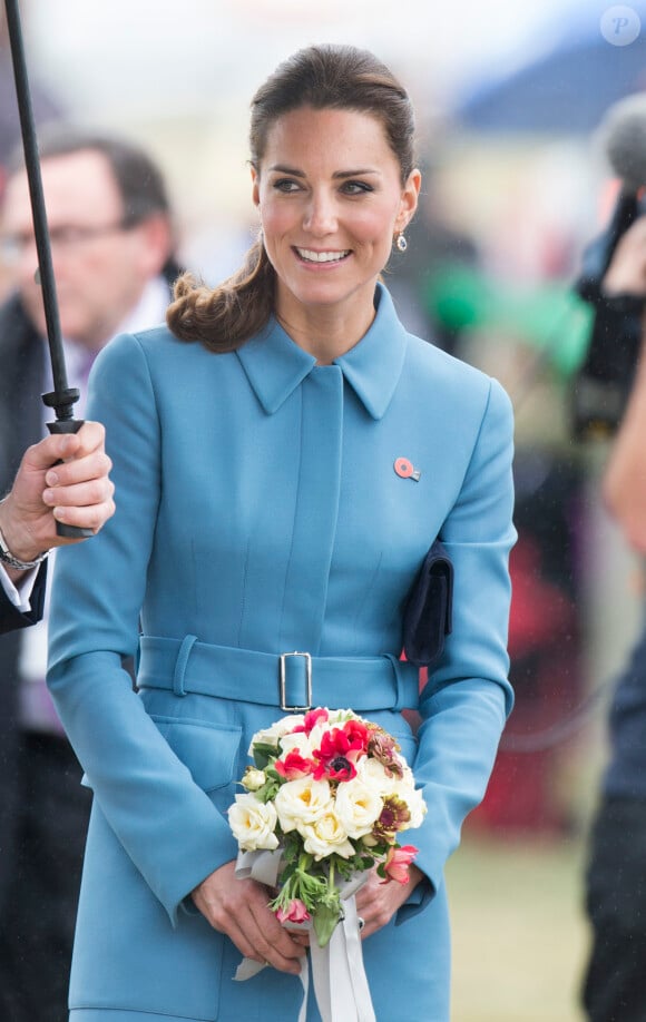 Kate Middleton, en Alexander McQueen, visitait avec le prince William le 10 avril 2014 au Omaka Aviation Heritage Centre à Blenheim, en Nouvelle-Zélande, l'exposition 'Knights of the Sky' présentant des avions de la Première Guerre mondiale appartenant au cinéaste Peter Jackson, en sa présence. Le duc de Cambrige a eu le plaisir de grimper dans le cockpit d'un Sopwith Pup.