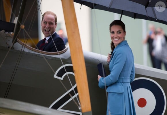 Kate Middleton et le prince William visitaient le 10 avril 2014 au Omaka Aviation Heritage Centre à Blenheim, en Nouvelle-Zélande, l'exposition 'Knights of the Sky' présentant des avions de la Première Guerre mondiale appartenant au cinéaste Peter Jackson, en sa présence. Le duc de Cambrige a eu le plaisir de grimper dans le cockpit d'un Sopwith Pup.