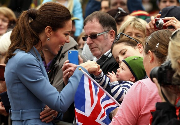 Kate Middleton et le prince William ont pu rencontrer le public pour la première fois de leur tournée en Nouvelle-Zélande, le 10 avril 2014, à l'occasion de leur venue au memorial de guerre de Blenheim.