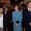 Kate Middleton et le prince William avec Peter Jackson au musée du Omaka Aviation Heritage Centre de Blenheim le 10 avril 2014, visitant l'exposition 'Knights of the Sky' présentant des avions de la Première Guerre mondiale appartenant au cinéaste.