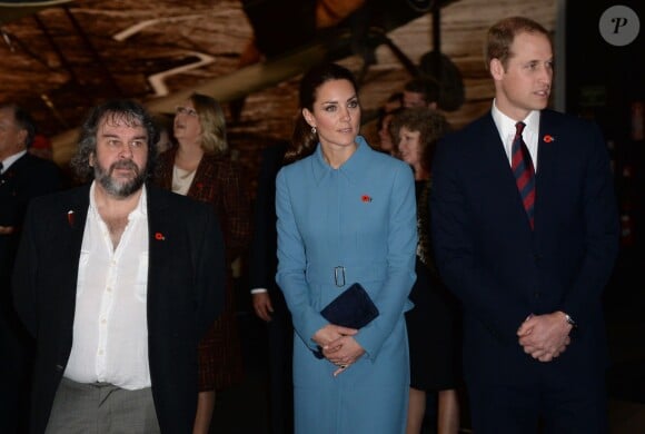 Kate Middleton et le prince William avec Peter Jackson au musée du Omaka Aviation Heritage Centre de Blenheim le 10 avril 2014, visitant l'exposition 'Knights of the Sky' présentant des avions de la Première Guerre mondiale appartenant au cinéaste.