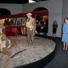 Le duc et la duchesse de Cambridge visitant une exposition en compagnie du cinéaste Peter Jackson au Omaka Aviation Heritage Centre de Blenheim, en Nouvelle-Zélande, le 10 avril 2014.