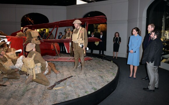 Le duc et la duchesse de Cambridge visitant une exposition en compagnie du cinéaste Peter Jackson au Omaka Aviation Heritage Centre de Blenheim, en Nouvelle-Zélande, le 10 avril 2014.