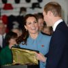 Le duc et la duchesse de Cambridge ont reçu un casque d'aviateur en cadeau pour leur fils le prince George, le 10 avril 2014 lors de leur visite au Omaka Aviation Heritage Centre de Blenheim, en Nouvelle-Zélande.