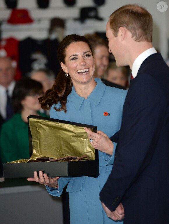 Le duc et la duchesse de Cambridge ont reçu un casque d'aviateur en cadeau pour leur fils le prince George, le 10 avril 2014 lors de leur visite au Omaka Aviation Heritage Centre de Blenheim, en Nouvelle-Zélande.