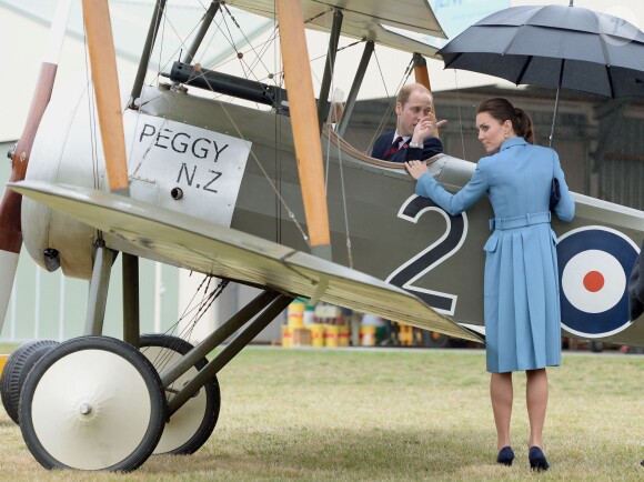 Le prince William et Kate Middleton visitant le Omaka Aviation Heritage Centre de Blenheim, en Nouvelle-Zélande, le 10 avril 2014